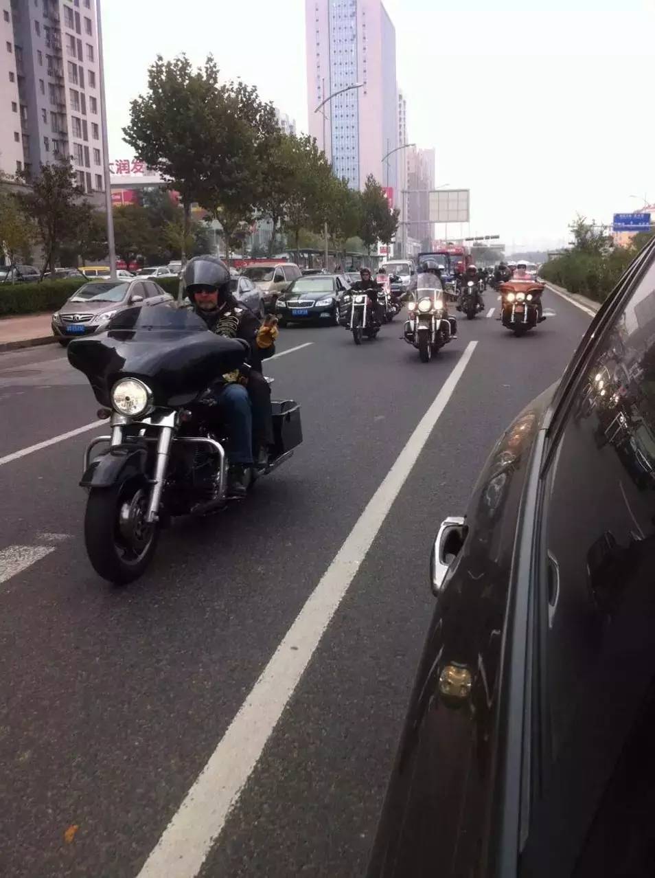 带一个名字里有字母Y的朋友来这家店就送钱！