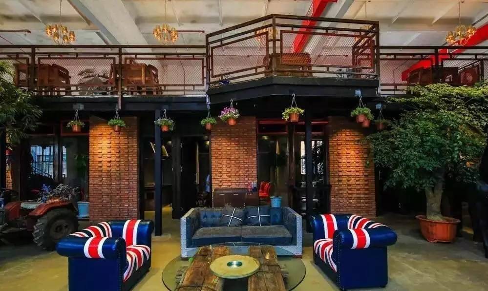 带一个名字里有字母Y的朋友来这家店就送钱！