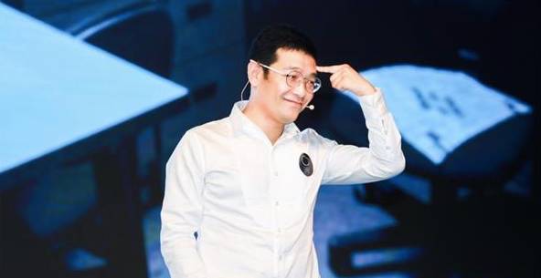 这个假老板要把公司搬到西海边，盖个全球最大的设计公司，陪员工逗鸟逗猫逗狗……