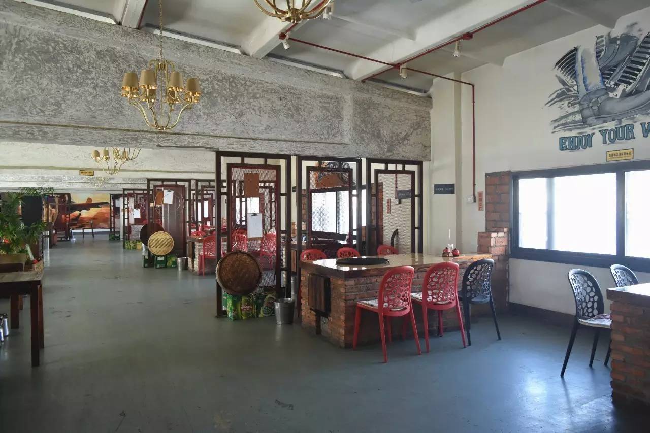 带一个名字里有字母Y的朋友来这家店就送钱！