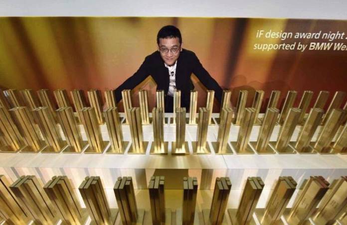 这个假老板要把公司搬到西海边，盖个全球最大的设计公司，陪员工逗鸟逗猫逗狗……