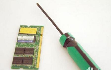 笔记本装两个内存条怎么不开机呀,笔记本内存条可以装在台式机上吗