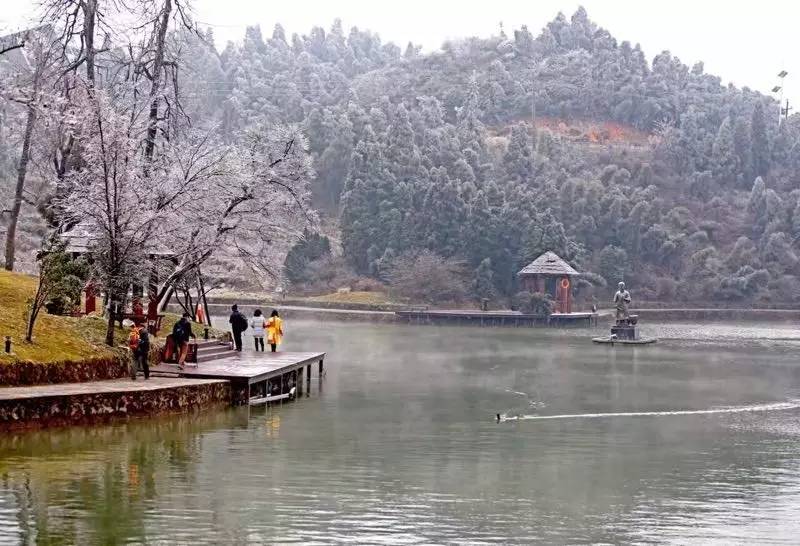 雪竟下得那么认真?居然感动了孟非踏雪来到江西,等不及了快上车