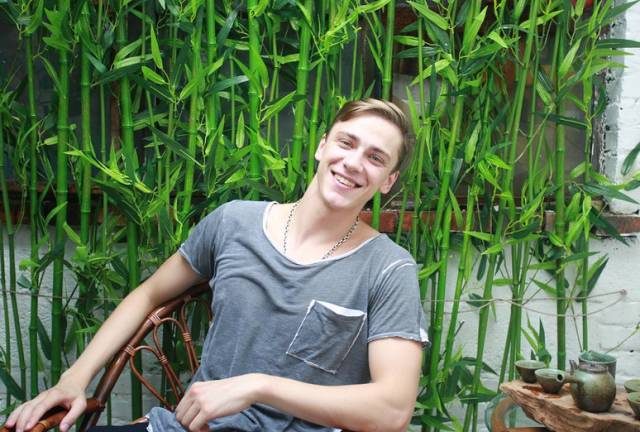 外国小鲜肉只花400元竟然租到了北京二环的房子，然而刚拿到房子的瞬间却差点哭了出来