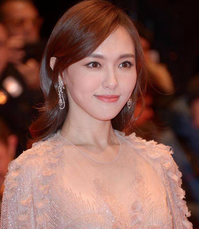 唐嫣早期的写真是真的假的,唐嫣用了什么化妆品