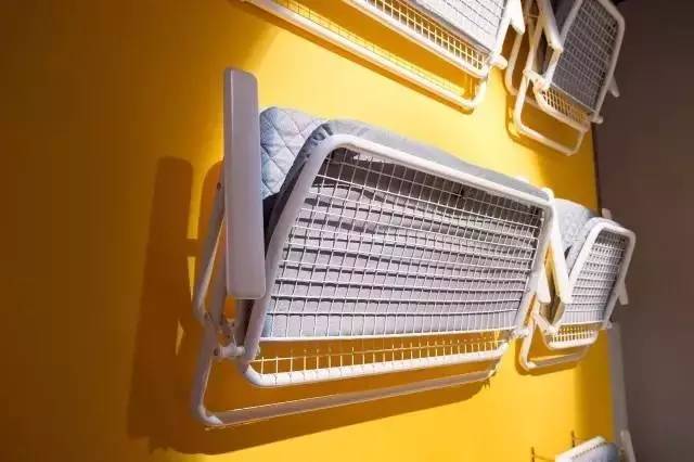 一口气推出了50多款PS新品，宜家彻底放飞了自我！挂到墙上的沙发、自动浇水的花盆……错过等3年