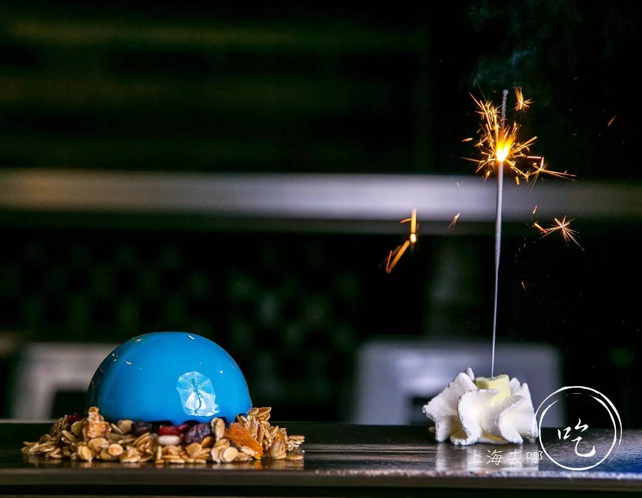 这家店靠一块INS美食博主的星空蛋糕,就把少女心秒成渣渣!涂红唇就打折,男生涂折更低!