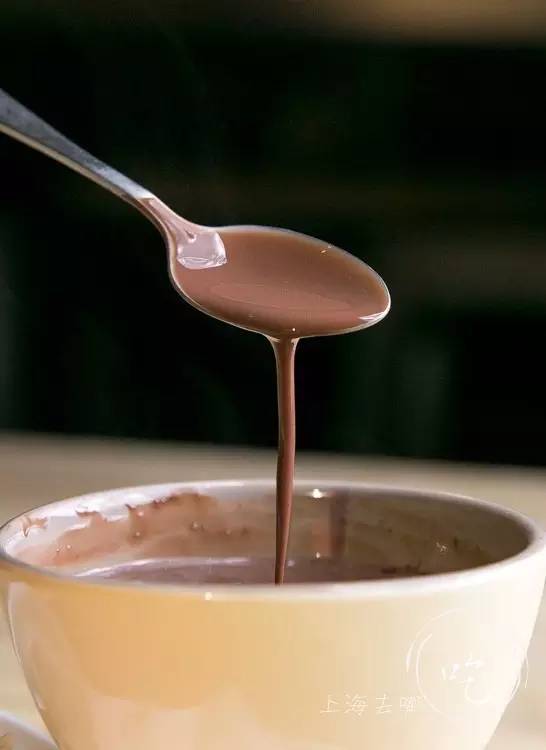 这家店靠一块INS美食博主的星空蛋糕,就把少女心秒成渣渣!涂红唇就打折,男生涂折更低!