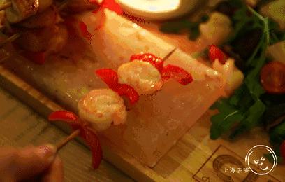 这家店靠一块INS美食博主的星空蛋糕,就把少女心秒成渣渣!涂红唇就打折,男生涂折更低!