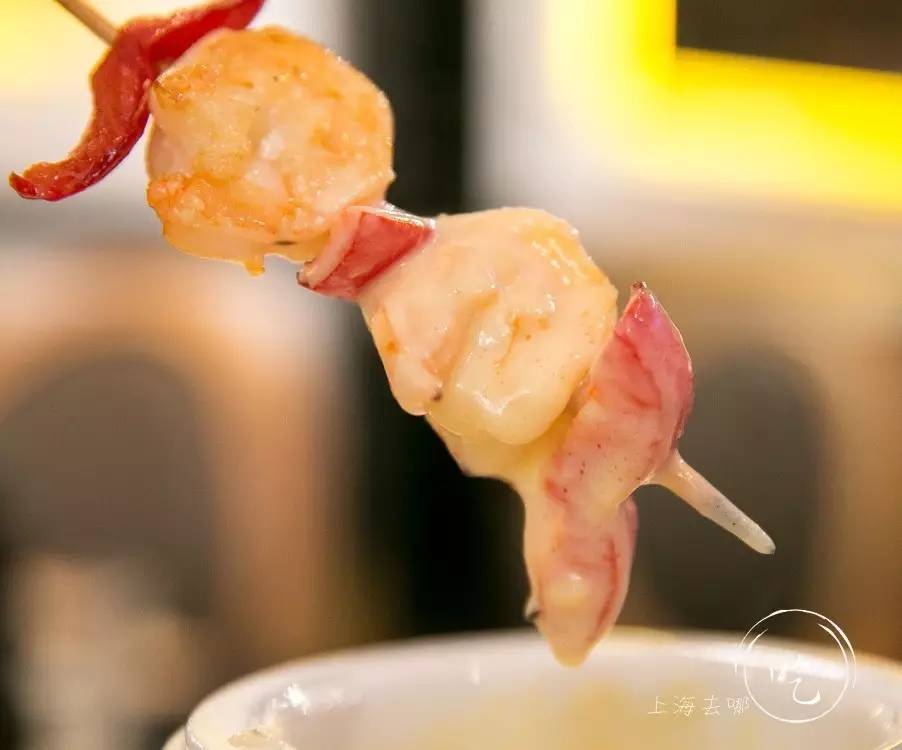 这家店靠一块INS美食博主的星空蛋糕,就把少女心秒成渣渣!涂红唇就打折,男生涂折更低!