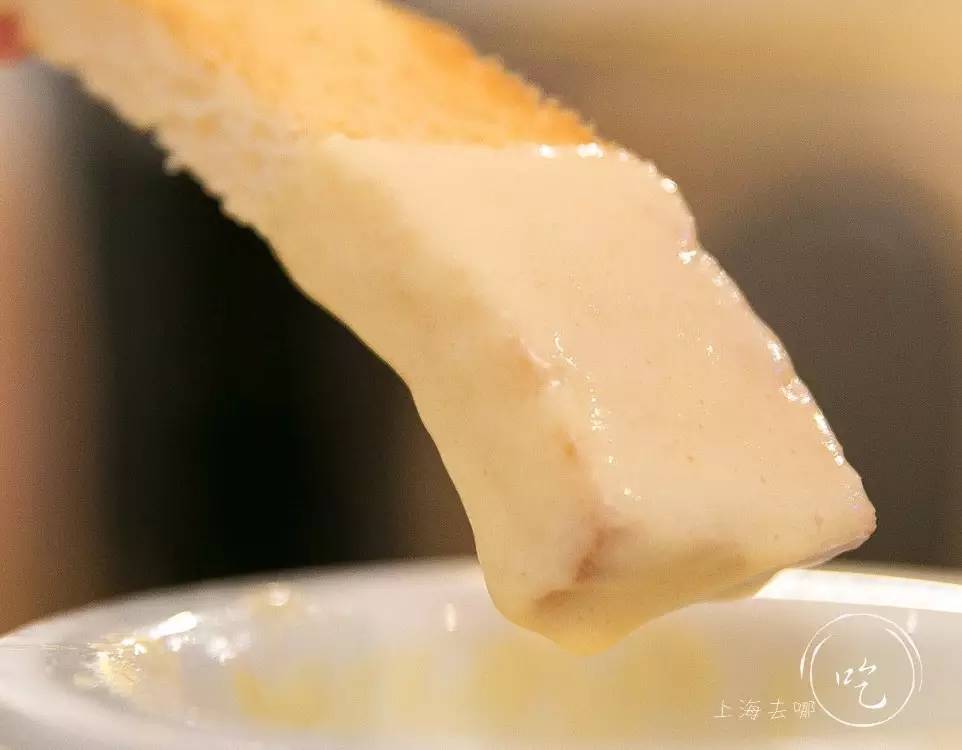 这家店靠一块INS美食博主的星空蛋糕,就把少女心秒成渣渣!涂红唇就打折,男生涂折更低!