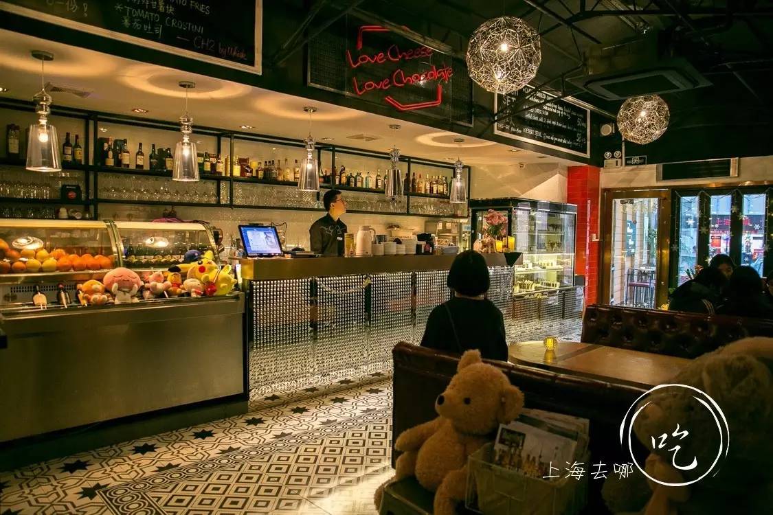 这家店靠一块INS美食博主的星空蛋糕,就把少女心秒成渣渣!涂红唇就打折,男生涂折更低!