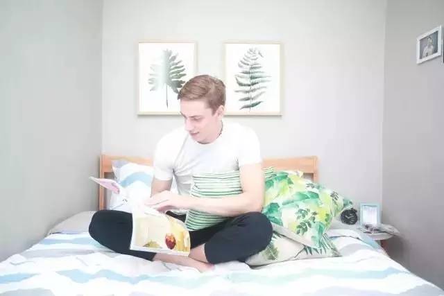 外国小鲜肉只花400元竟然租到了北京二环的房子，然而刚拿到房子的瞬间却差点哭了出来