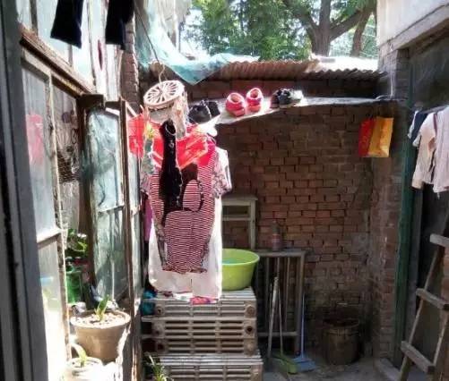 外国小鲜肉只花400元竟然租到了北京二环的房子，然而刚拿到房子的瞬间却差点哭了出来