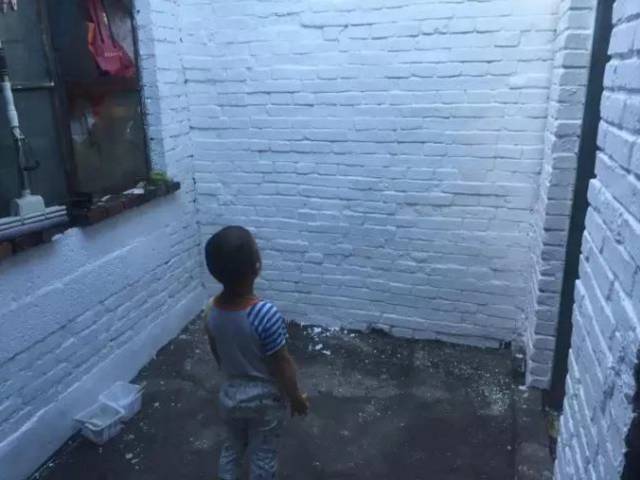 外国小鲜肉只花400元竟然租到了北京二环的房子，然而刚拿到房子的瞬间却差点哭了出来