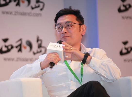 这个假老板要把公司搬到西海边，盖个全球最大的设计公司，陪员工逗鸟逗猫逗狗……