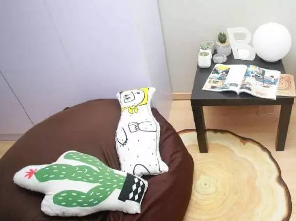 外国小鲜肉只花400元竟然租到了北京二环的房子，然而刚拿到房子的瞬间却差点哭了出来