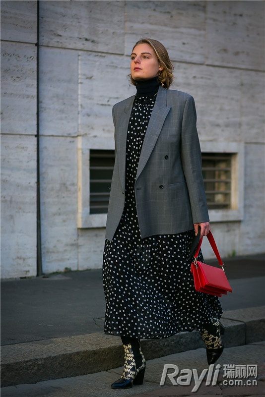 摆脱土气!2017黑底印花时髦更百搭