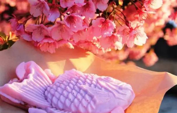 姑娘,我们一起去吃樱花吧!春日24款樱花限定小食已上线!