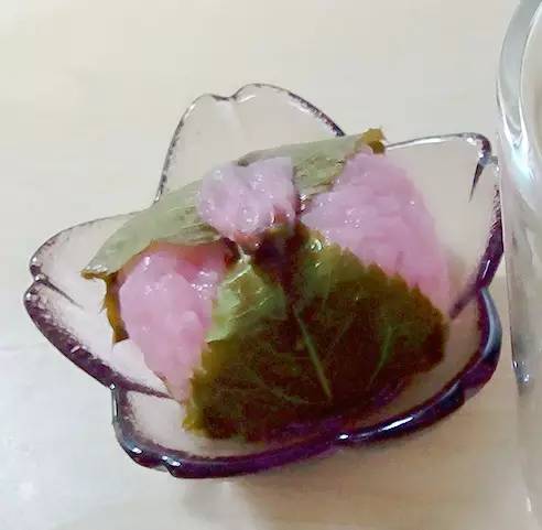 姑娘,我们一起去吃樱花吧!春日24款樱花限定小食已上线!