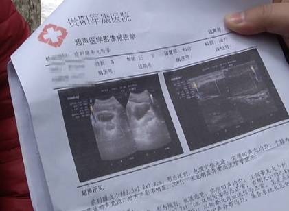 一个小伙躺在手术台上扎针,小伙在手术台上被扎针