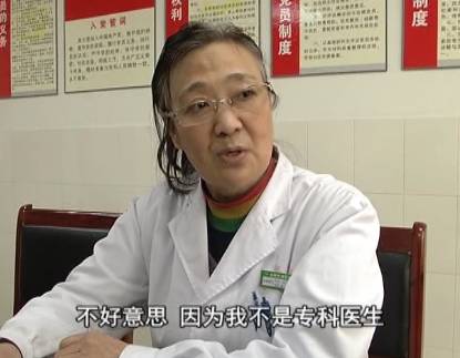 一个小伙躺在手术台上扎针,小伙在手术台上被扎针