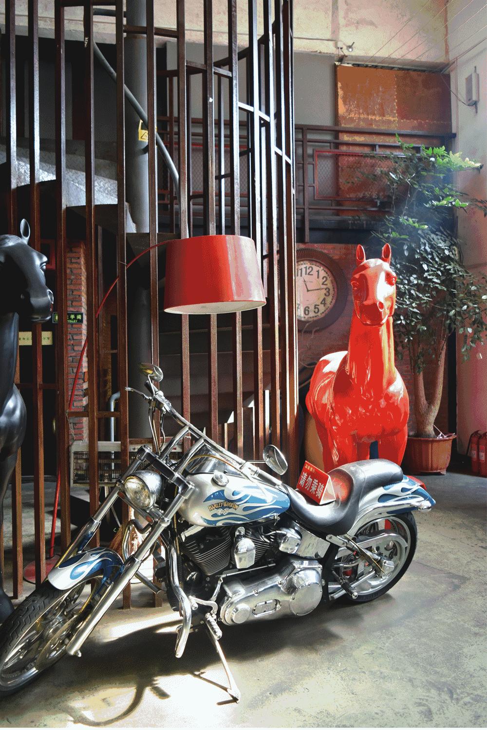 带一个名字里有字母Y的朋友来这家店就送钱！