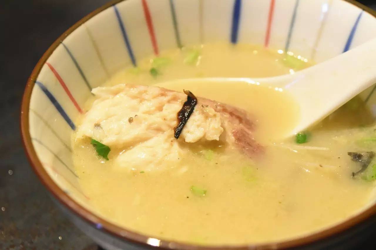 带一个名字里有字母Y的朋友来这家店就送钱！