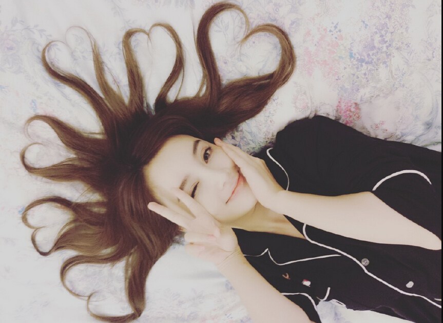 女星们的躺姿照:刘亦菲依然仙王珞丹自黑,周冬雨超放飞自我