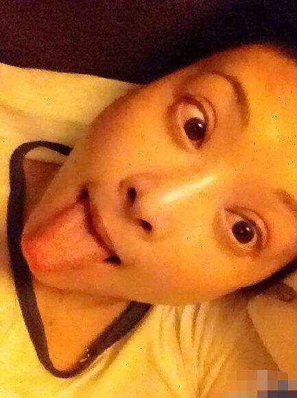 女星们的躺姿照:刘亦菲依然仙王珞丹自黑,周冬雨超放飞自我