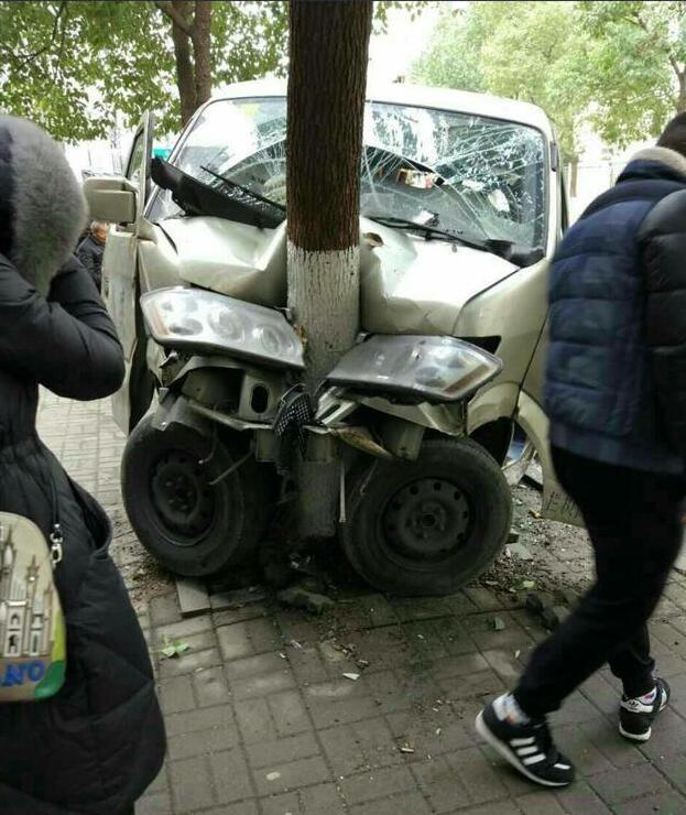 结婚把新郎官给整了,新郎被整太过头的视频