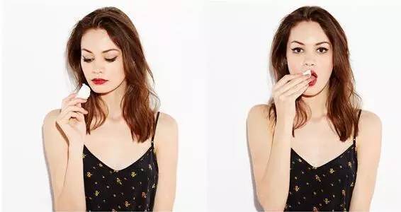 不卸妆的后果就是皮肤容易长痘,不卸妆的伤害