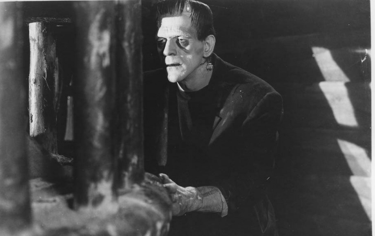 午夜听漏人上门，旧屋墙壁里渗出血来，险象环生