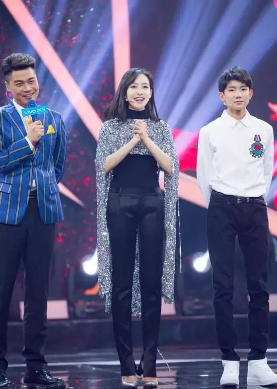 高跟鞋还是少穿吧,许多明星的高颜值,都毁在了一双脚上!