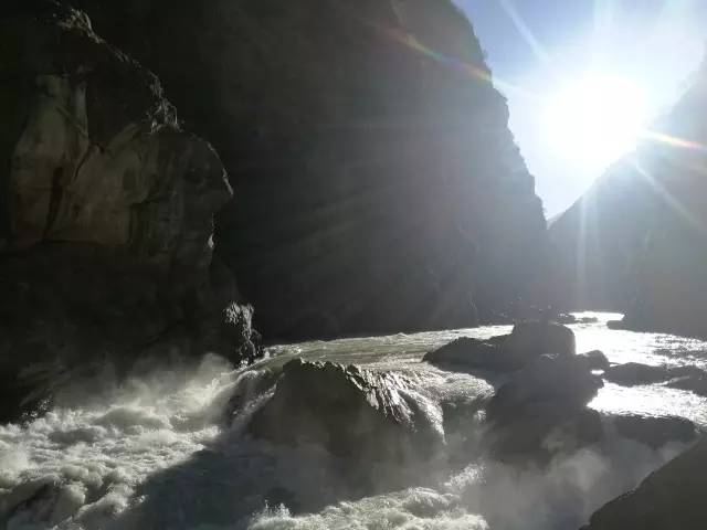 大漠户外旅行虎跳峡徒步详解,虎跳峡徒步168级勇者云梯