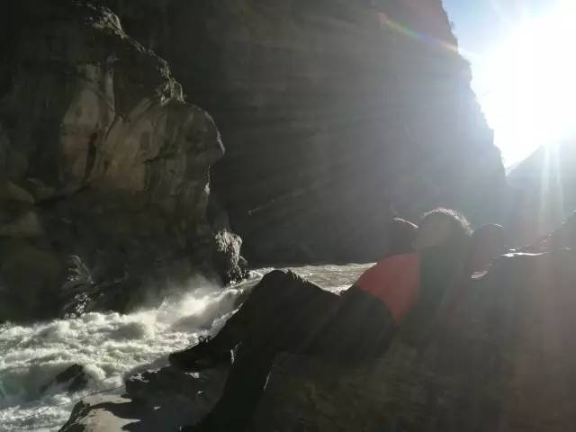 大漠户外旅行虎跳峡徒步详解,虎跳峡徒步168级勇者云梯