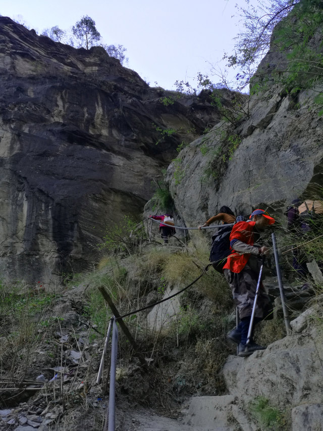 大漠户外旅行虎跳峡徒步详解,虎跳峡徒步168级勇者云梯