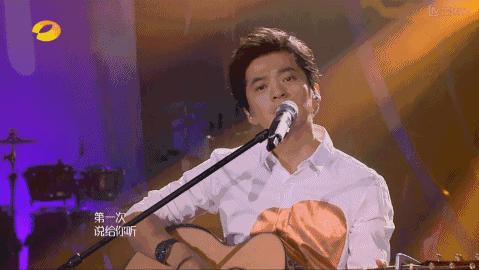 李健唱歌的变化,李健露脚踝