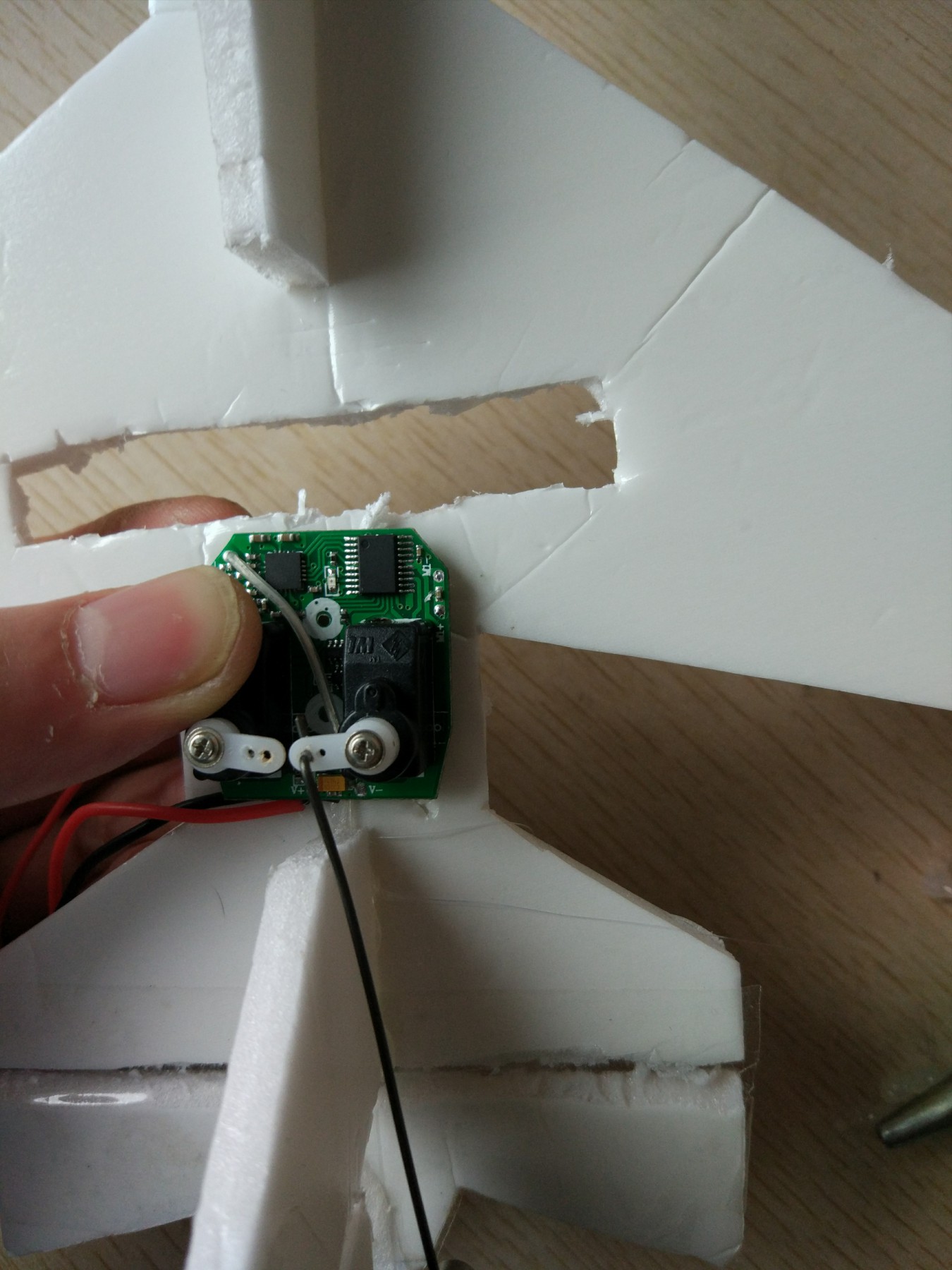 不用逛某宝某东,自己亲手制作一架遥控小飞机,飞着超爽