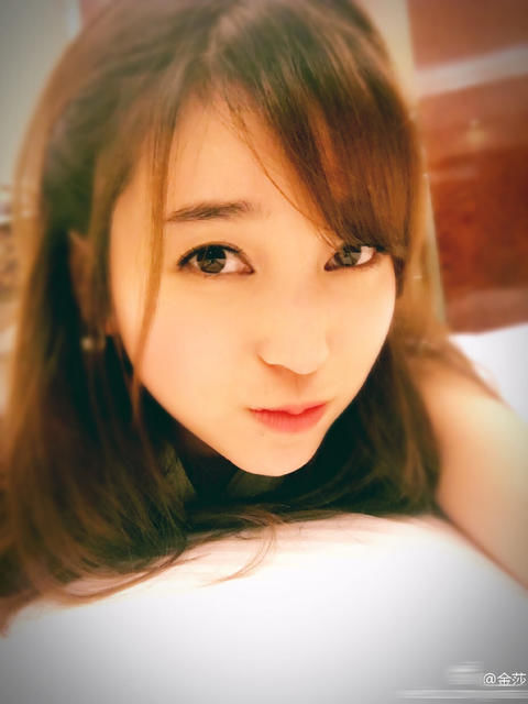 女星们的躺姿照:刘亦菲依然仙王珞丹自黑,周冬雨超放飞自我