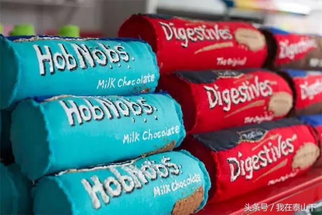 英国姑娘专门卖“假货”(针织品)的便利店