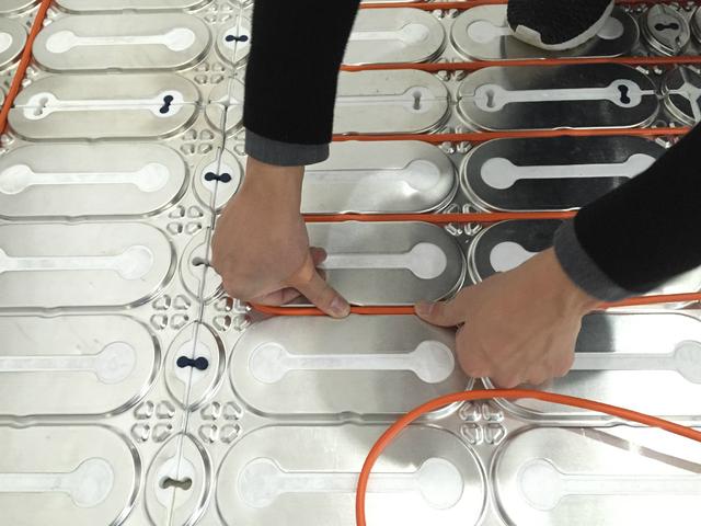 不砸地面怎样装地暖视频,墙体上怎么装地暖
