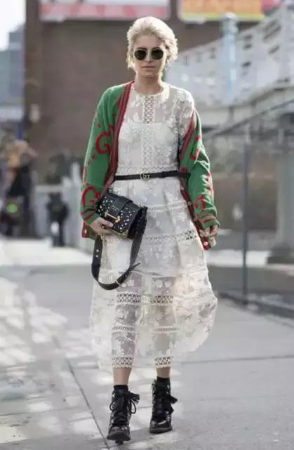 双肩包与斜背包哪种最实用,包治百病时尚百搭软包轻便不累肩