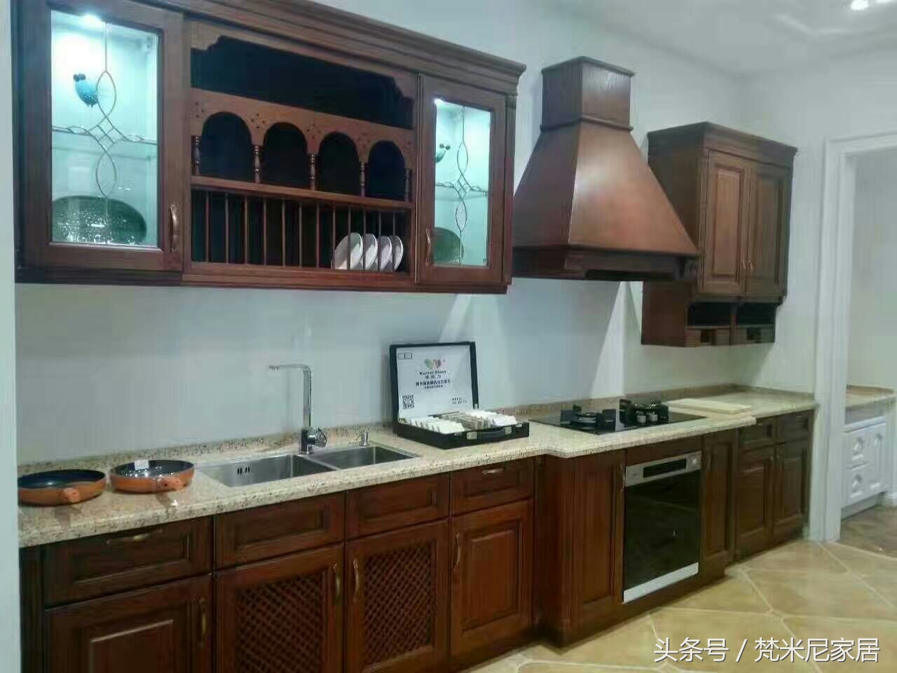 长沙梅溪湖壹号陈先生定制橱柜前看过几款不同的实物照