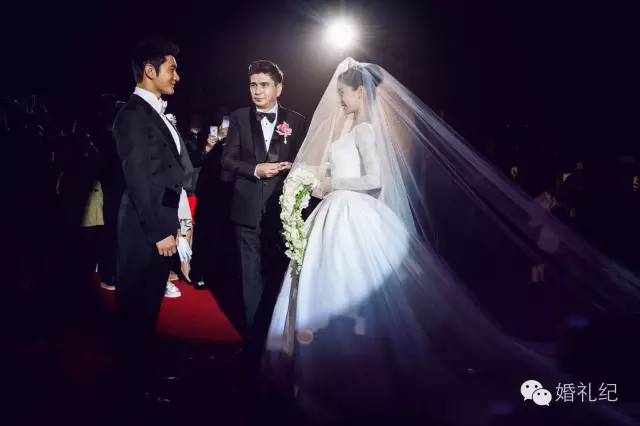 刘诗诗礼服陈妍希礼服,陈妍希陈晓婚礼母亲致辞