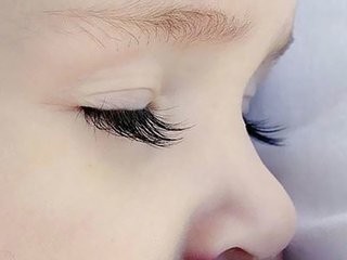 宝宝长倒睫毛，宝妈别再瞎剪了，这样做不对的