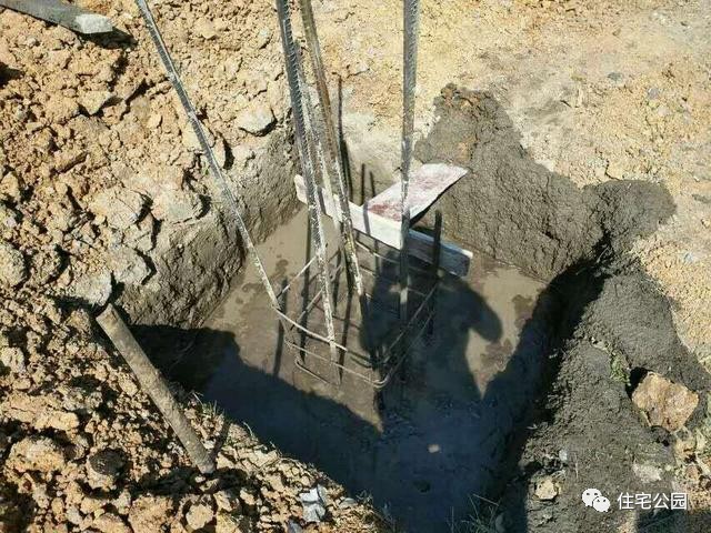 看别人在土里做房子,看别人在野外建房子