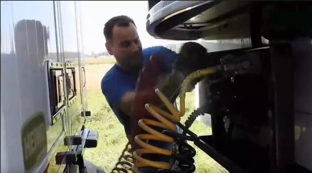 火车如何在公路上跑,公路火车如何控制转向