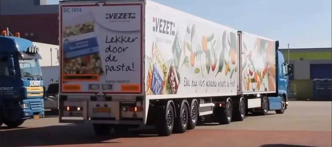 火车如何在公路上跑,公路火车如何控制转向