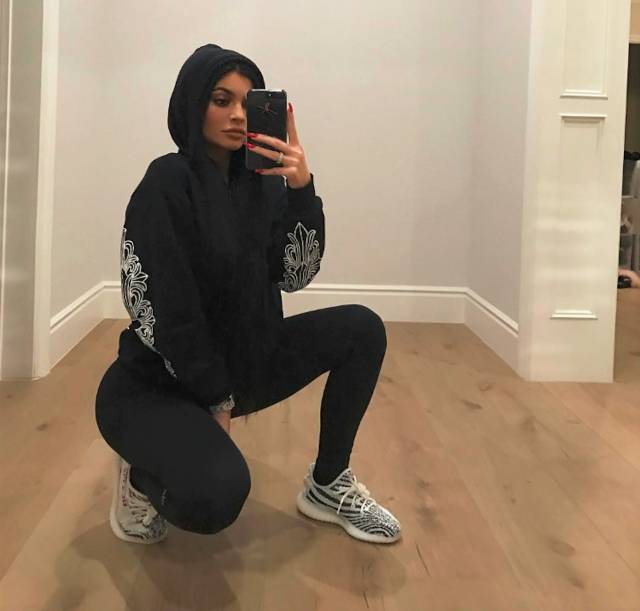 韩国明星上脚yeezy,yeezy白斑马